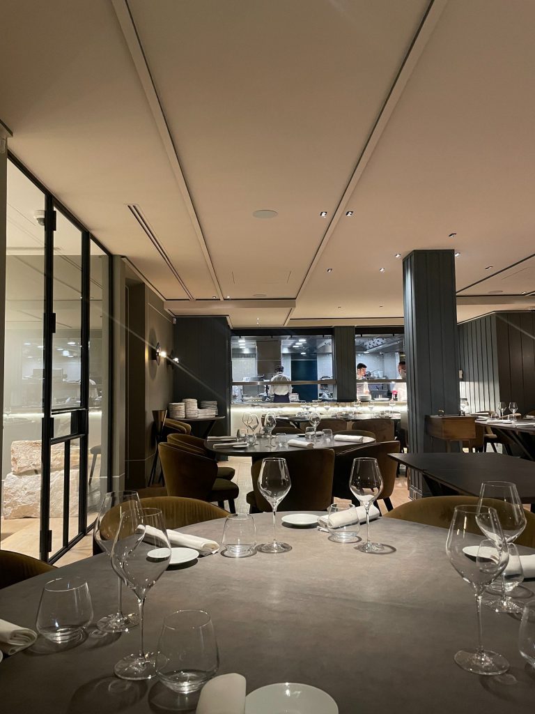 Salle en format groupes du restaurant étoilé le Cerisier